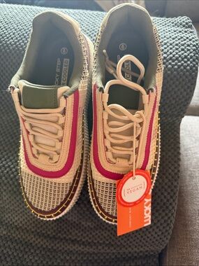 Lucky Step Women’s Athletic Sneakers in Beige and Pink